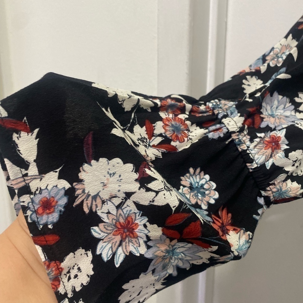 New! Cupcakes and Cashmere Gia Floral Romper - Picture 8 of 10